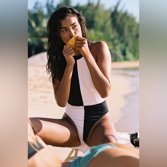 Volcom Simply Rib monochrome swimsuit size M - Picture 7 of 16